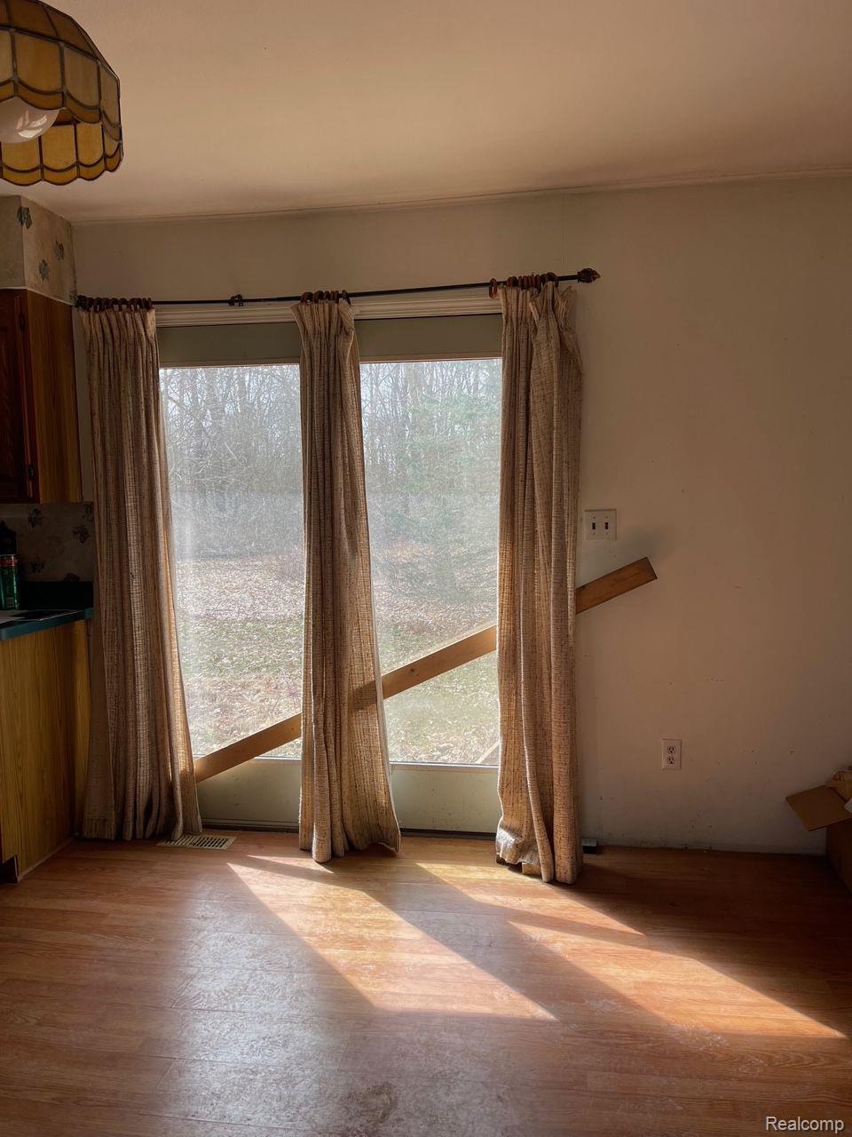 5559 North Tipsico Lake Road Holly, MI 48442 - Photo 16 of 17 Dining area with doorwall