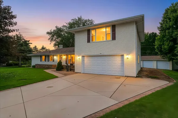 $459,900 | 2931 Brookview Drive, Green Bay, WI 54313
