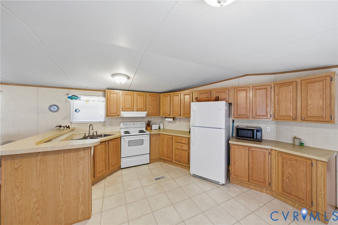 517 Crittenden Road Deltaville, VA 23043 - Photo 15 of 42