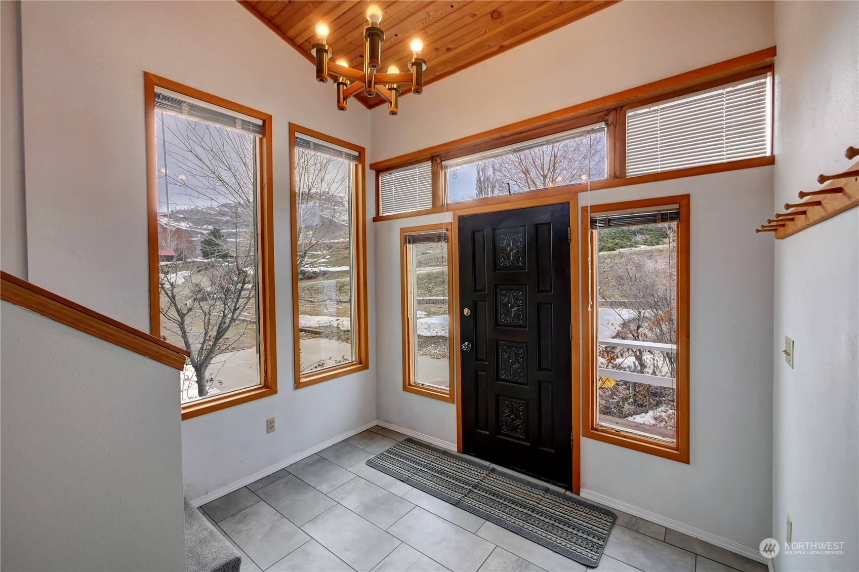 10 Sunrise Heights Road Malott, WA 98840 - Photo 14 of 40 a view of entryway with a front door
