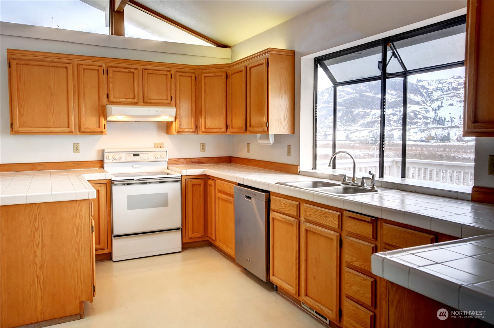10 Sunrise Heights Road Malott, WA 98840 - Photo 19 of 40 a kitchen with a sink stove and cabinets