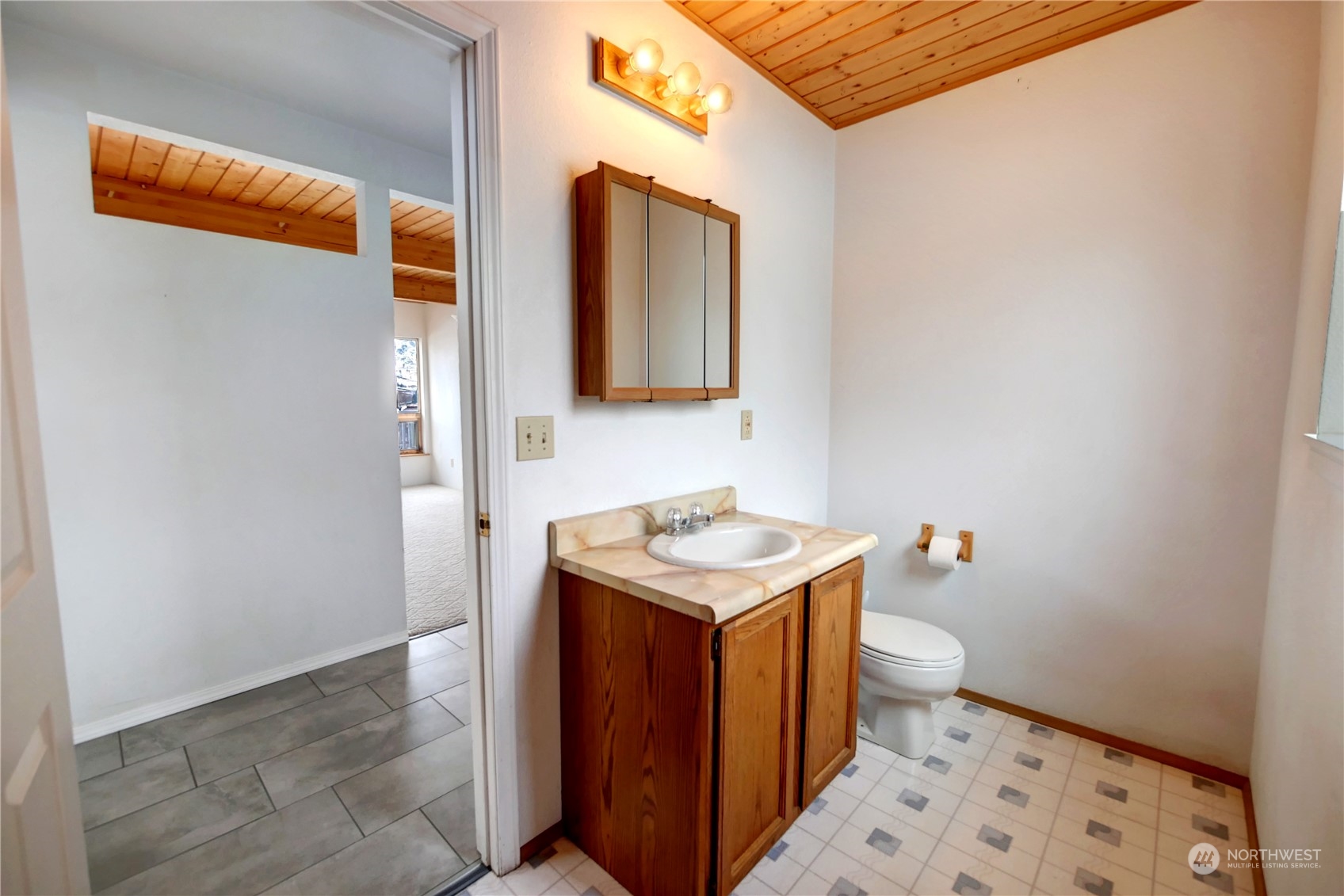 10 Sunrise Heights Road Malott, WA 98840 - Photo 27 of 40 a bathroom with a sink toilet and mirror