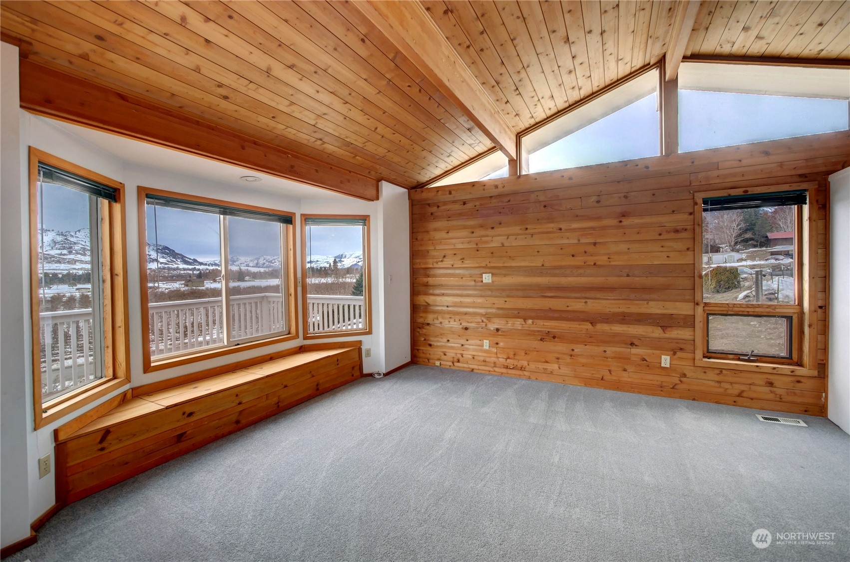 10 Sunrise Heights Road Malott, WA 98840 - Photo 28 of 40 a view of an empty room with a balcony