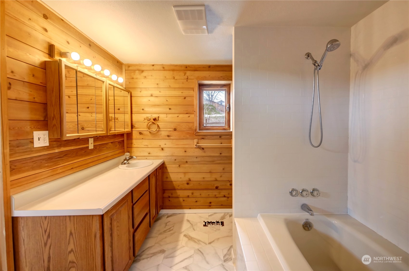 10 Sunrise Heights Road Malott, WA 98840 - Photo 30 of 40 a bathroom with a tub sink and mirror