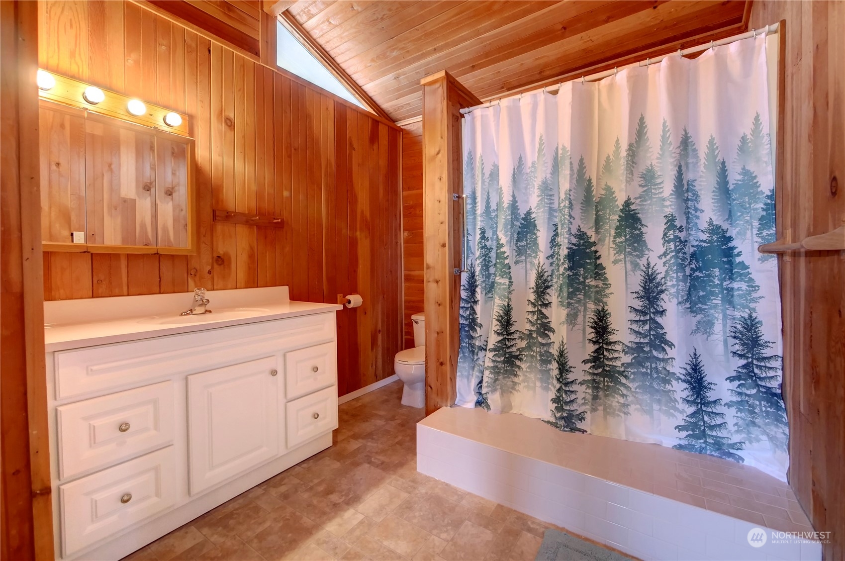 10 Sunrise Heights Road Malott, WA 98840 - Photo 37 of 40 a spacious bathroom with a double vanity sink and a mirror