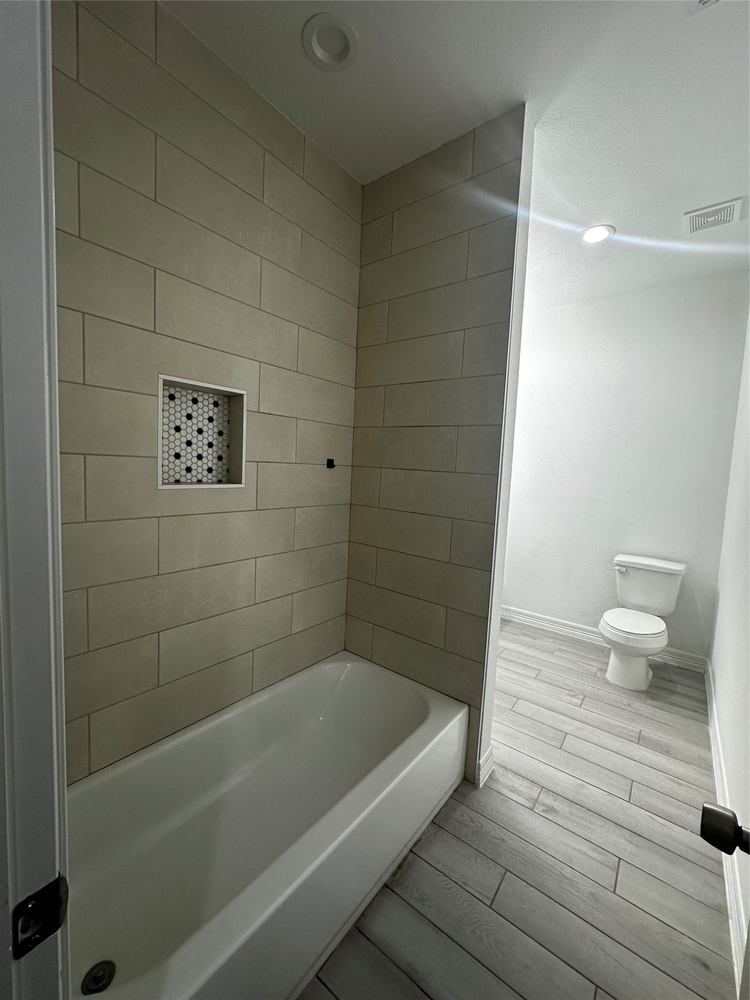 7209 Carver Road, Unit A Houston, TX 77088 - Photo 9 of 11 Hallway bathroom