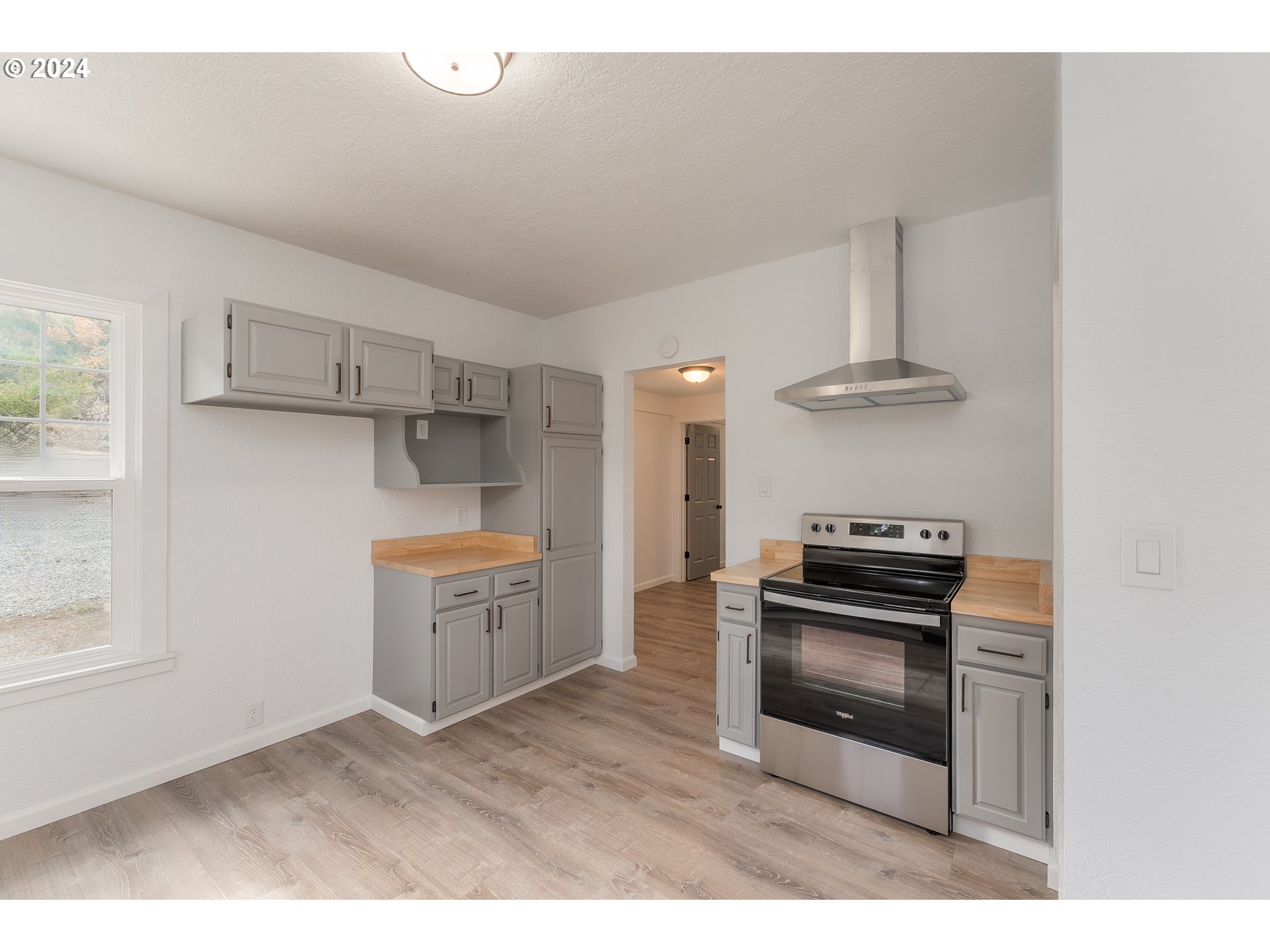 754 Glenbrook Loop Road Riddle, OR 97469 - Photo 17 of 45 a kitchen with cabinets and appliances