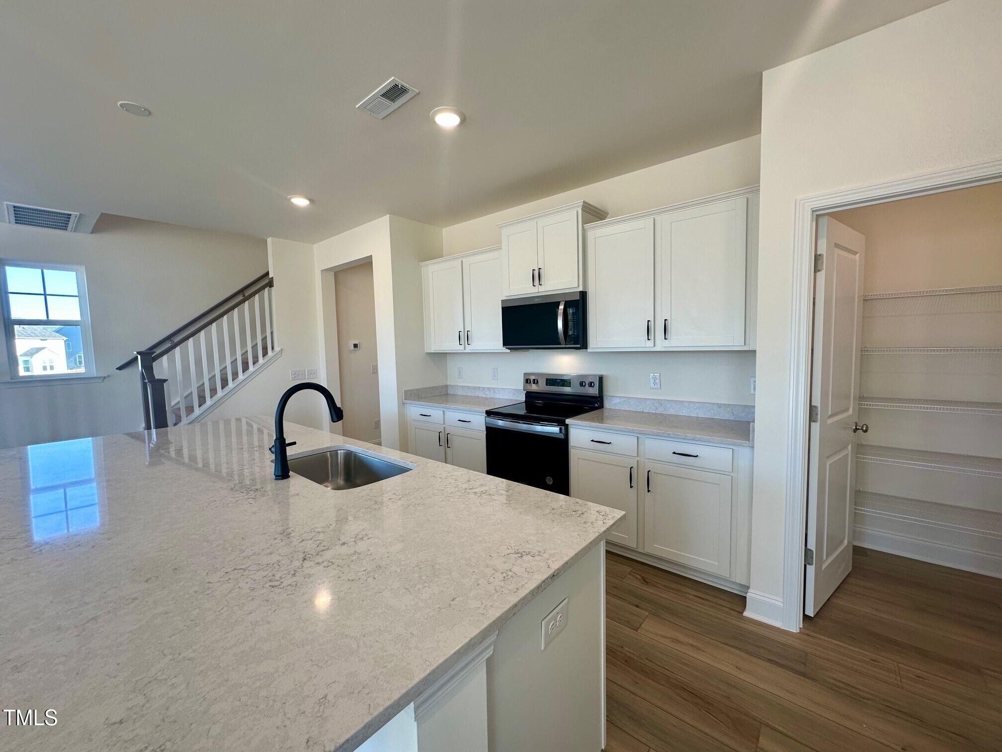 1032 kitchen pantry