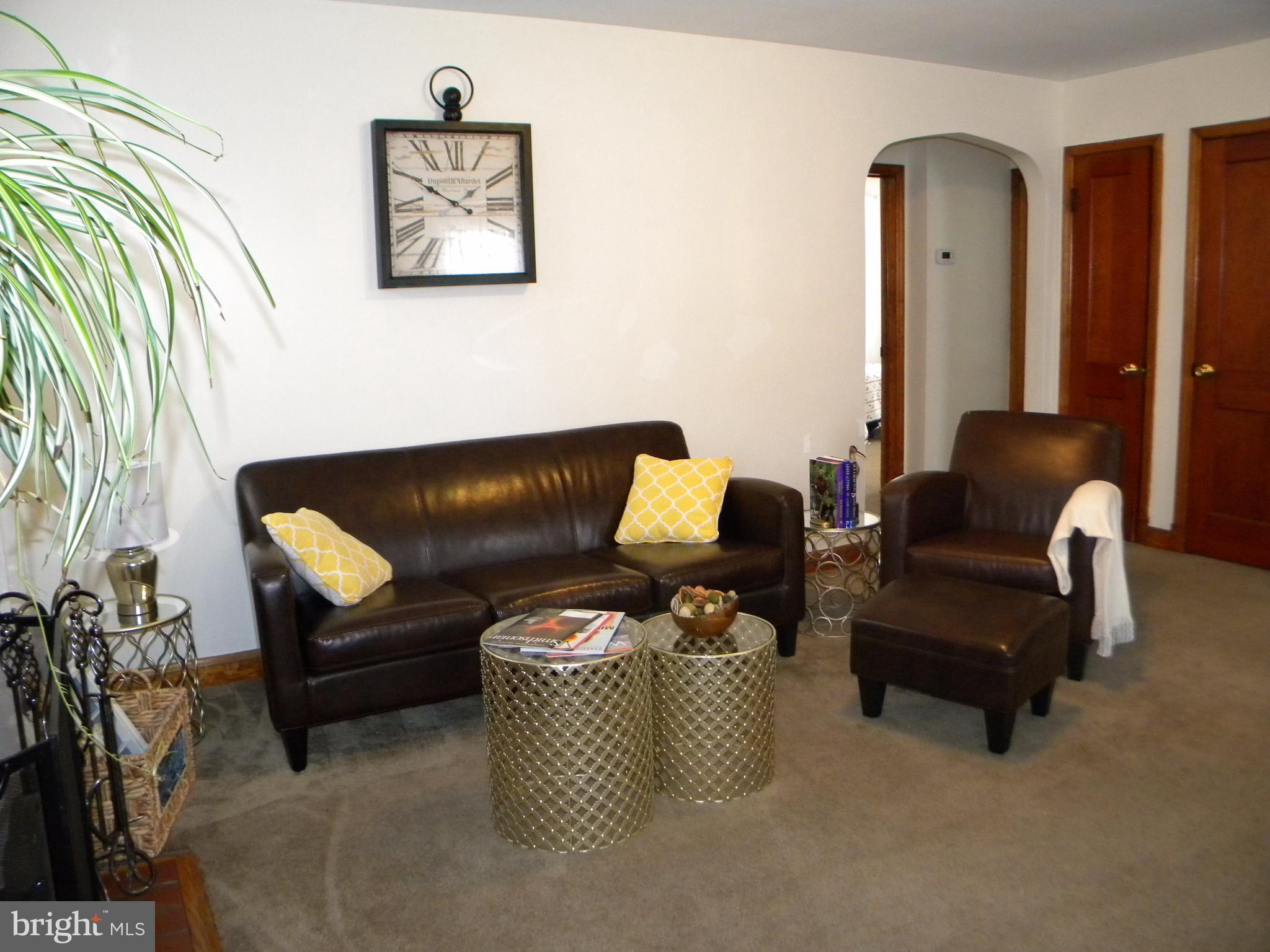 525 Newfield Road Glen Burnie, MD 21061 - Photo 5 of 20 Living Room