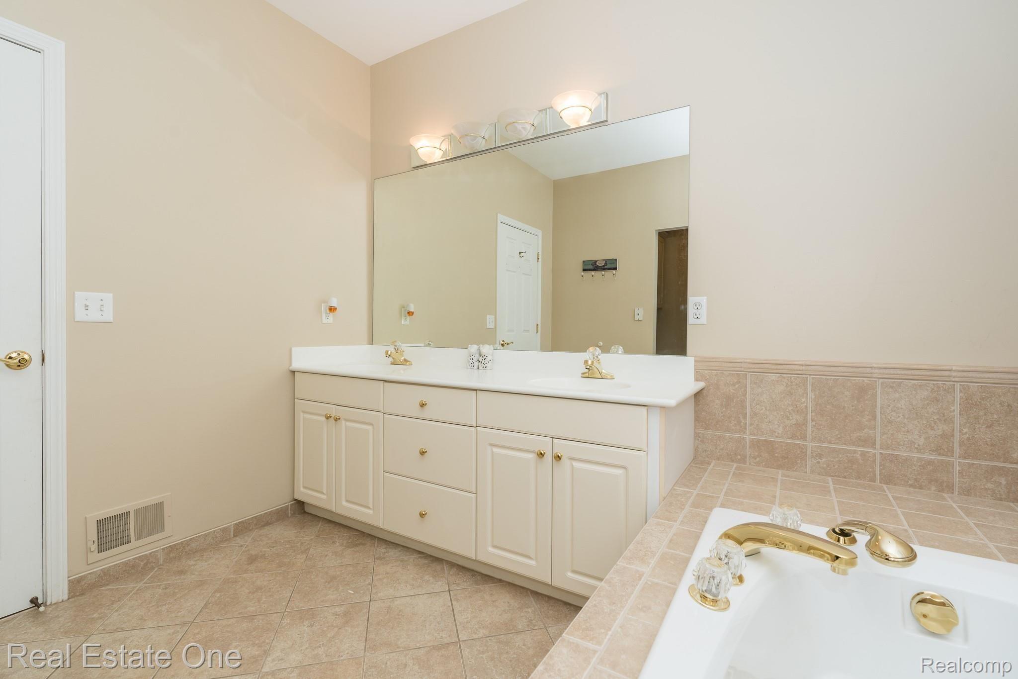 1784 Blue Grass Drive Rochester, MI 48306 - Photo 36 of 72 Blue Spruce MLS-W022.jpg