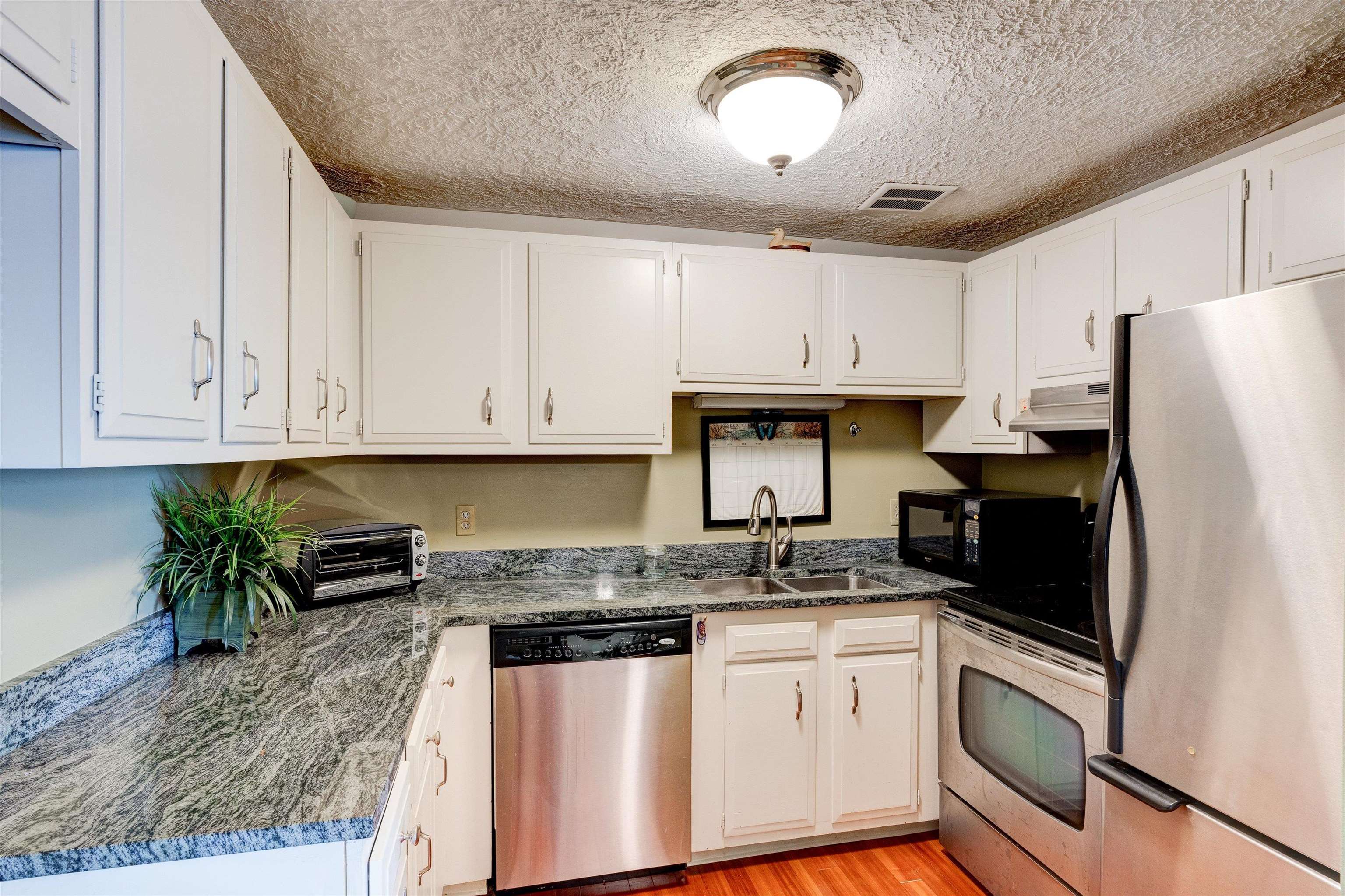55 River Road, Unit 8E Manchester, NH 03104 - Photo 6 of 29
