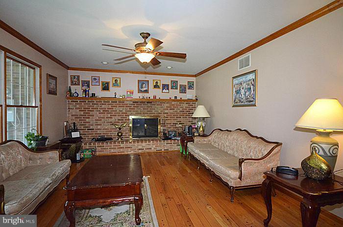 11811 Parallel Road Bowie, MD 20720 - Photo 4 of 12 Living Room
