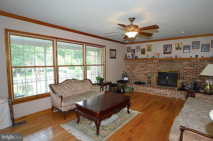 11811 Parallel Road Bowie, MD 20720 - Photo 5 of 12 Living Room
