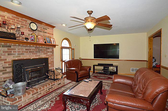11811 Parallel Road Bowie, MD 20720 - Photo 8 of 12 Family Room