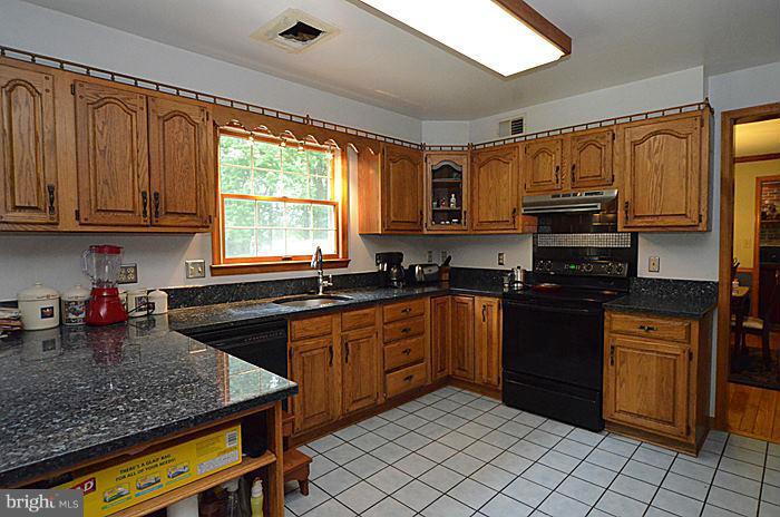 11811 Parallel Road Bowie, MD 20720 - Photo 10 of 12 Kitchen
