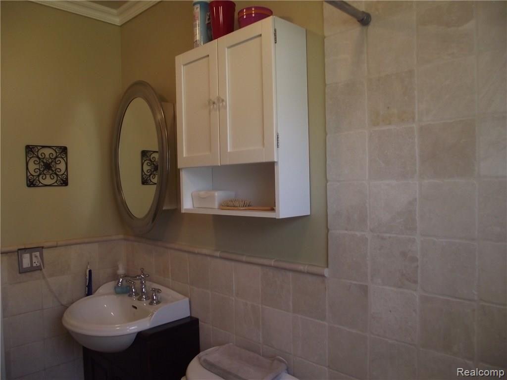 1143 Avon Manor Road Rochester Hills, MI 48307 - Photo 5 of 20