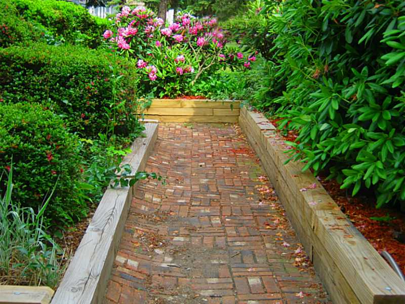 606 Buttonwoods Avenue Warwick, RI 02886 - Photo 24 of 24 Exterior Front. walkway