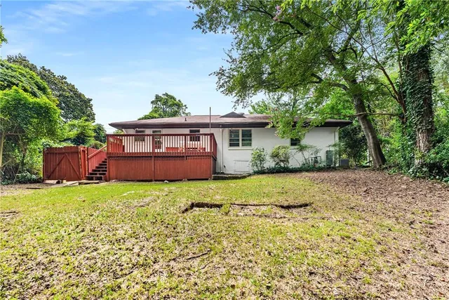 a view of a house with backyard and garden