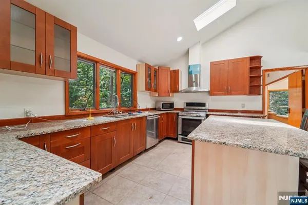 $1,300,000 | 724 Tall Oaks Court, Franklin Lakes, NJ 07417