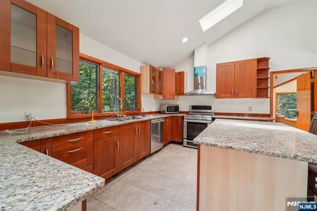 $1,300,000 | 724 Tall Oaks Court, Franklin Lakes, NJ 07417