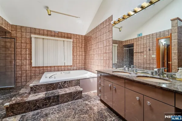 $1,300,000 | 724 Tall Oaks Court, Franklin Lakes, NJ 07417