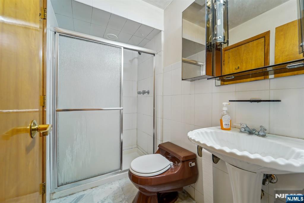 724 Tall Oaks Court Franklin Lakes, NJ 07417 - Photo 23 of 43