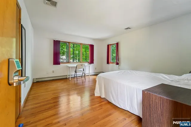 $1,300,000 | 724 Tall Oaks Court, Franklin Lakes, NJ 07417