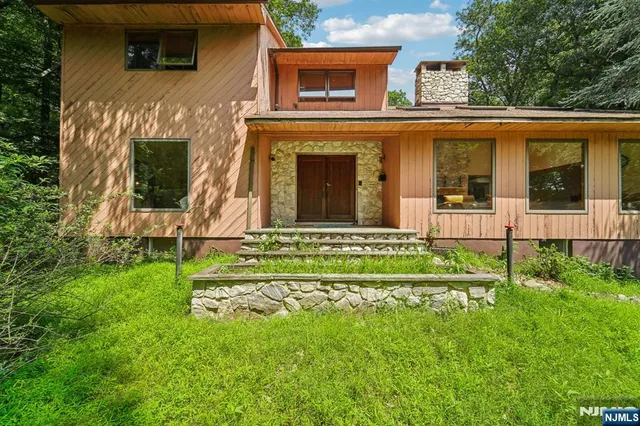 $1,300,000 | 724 Tall Oaks Court, Franklin Lakes, NJ 07417