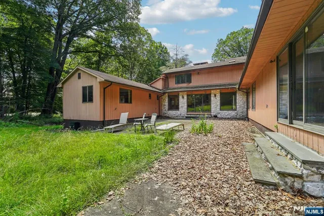 $1,300,000 | 724 Tall Oaks Court, Franklin Lakes, NJ 07417