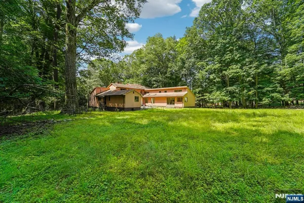 $1,300,000 | 724 Tall Oaks Court, Franklin Lakes, NJ 07417