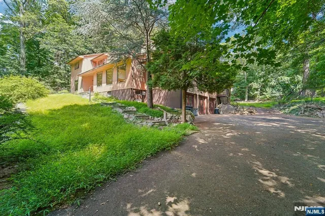 $1,300,000 | 724 Tall Oaks Court, Franklin Lakes, NJ 07417