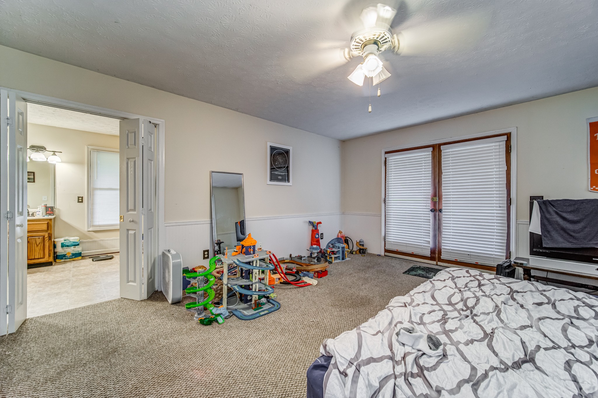 3545 Kelton Jackson Road Springfield, TN 37172 - Photo 25 of 47 a room with gym equipment and a chandelier