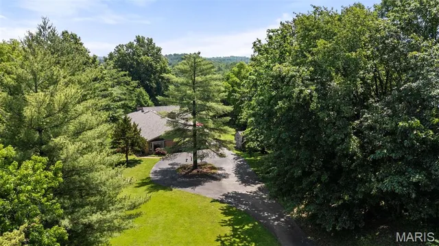 $765,000 | 1255 Walnut Hill Farm Drive, Chesterfield, MO 63005