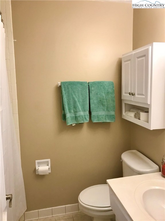 104 Pine Ridge Road Beech Mountain, NC 28604 - Photo 19 of 25 a bathroom with a toilet a sink and mirror