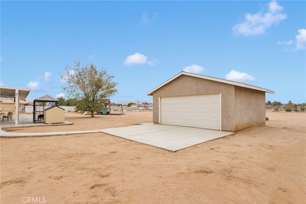 21291 Ramona Road Apple Valley, CA 92307 - Photo 32 of 35 a view of garage and yard