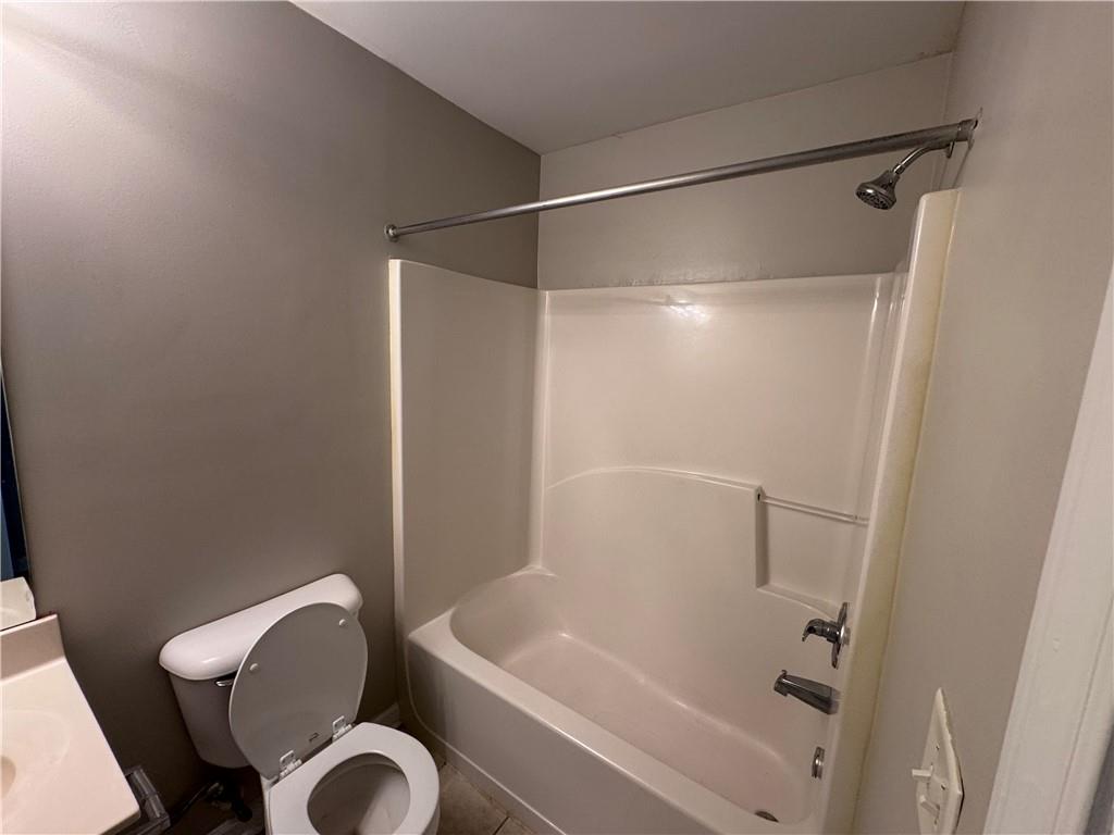 490 South Barnett Shoals Road, Unit 920 Athens, GA 30605 - Photo 7 of 19 a bathroom with a shower and bathtub