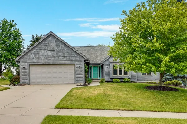 $499,900 | 940 Bartlett Drive, Oconomowoc, WI 53066