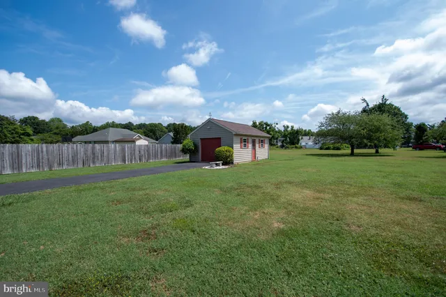 a view of a house with backyard and garden