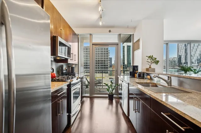 $3,950 | 123 South Green Street, Unit 803B, Chicago, IL 60607