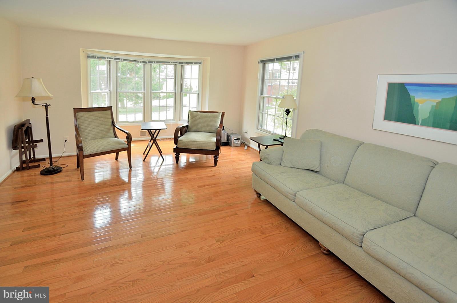 5942 Seabright Road Springfield, VA 22152 - Photo 4 of 24 Living Room