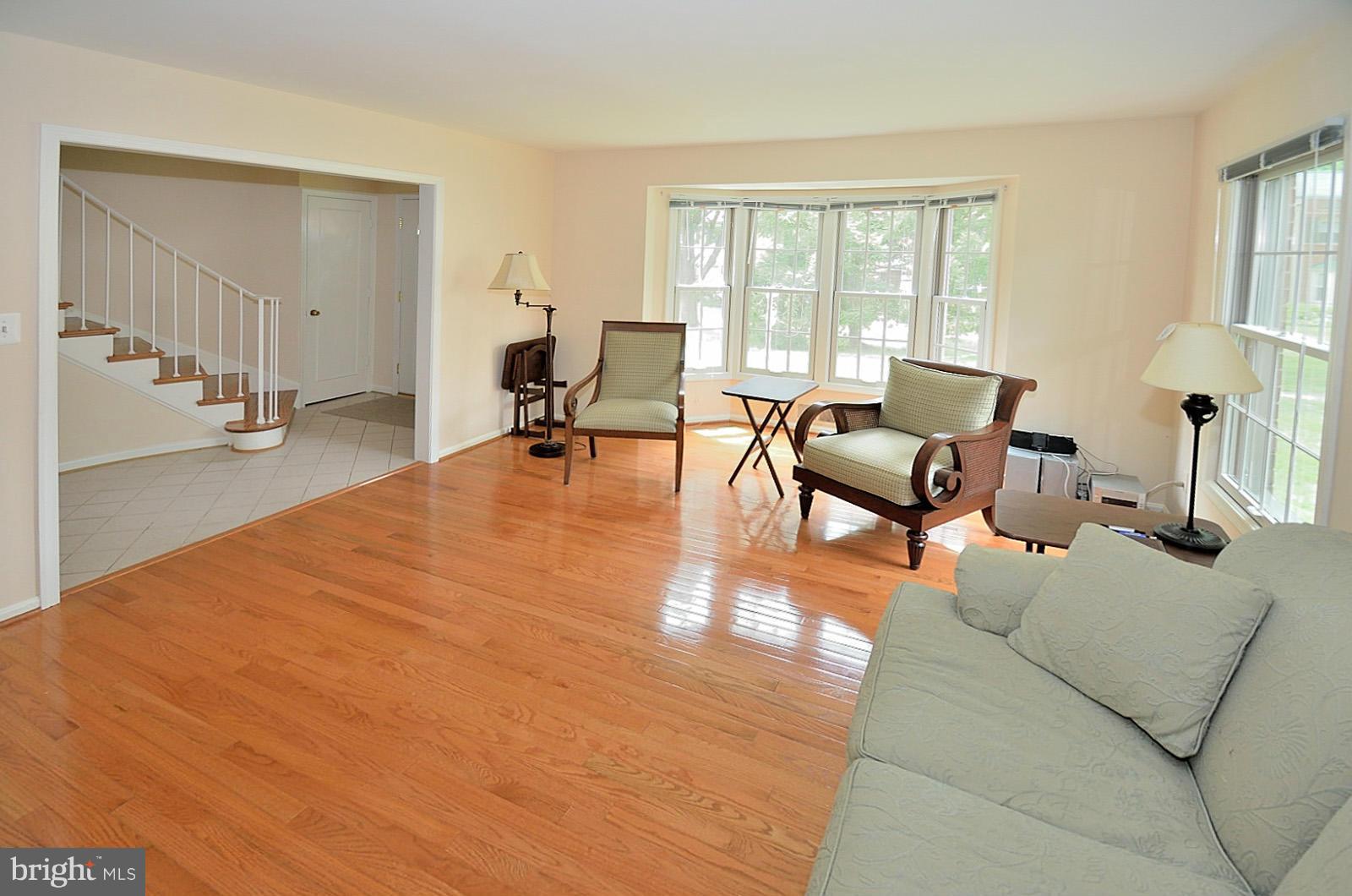 5942 Seabright Road Springfield, VA 22152 - Photo 5 of 24 Living Room
