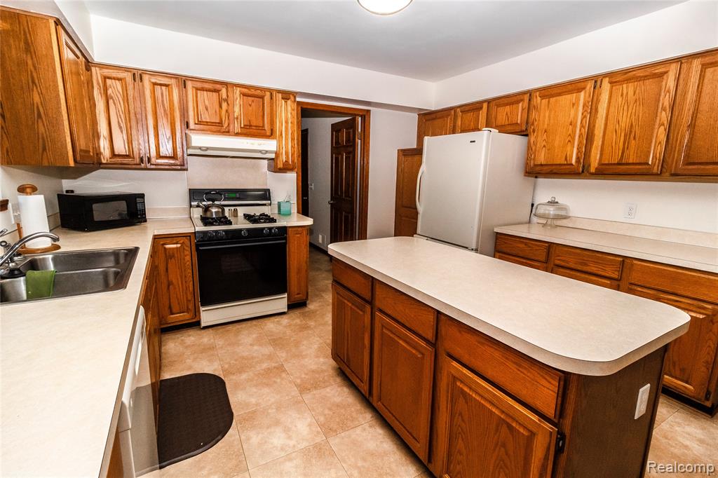 1511 Fish Lake Road Lapeer, MI 48446 - Photo 3 of 61