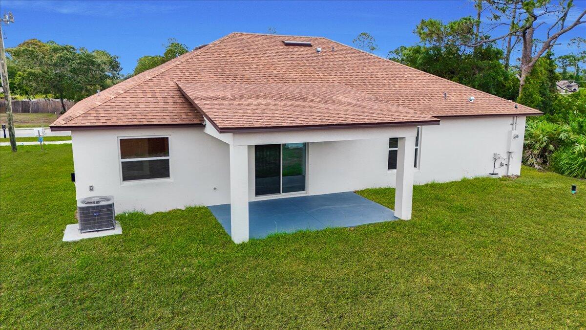 1938 Jupiter Boulevard Southwest Palm Bay, FL 32908 - Photo 33 of 41 a front view of house with yard and green space