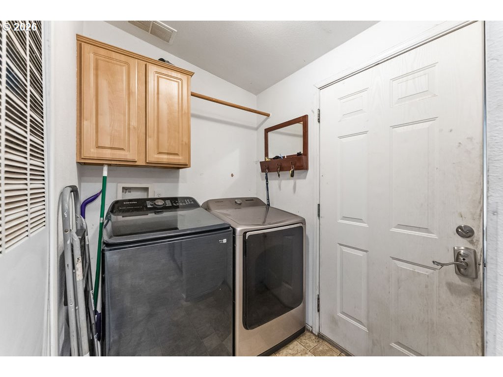 265 Southeast Grape Avenue Winston, OR 97496 - Photo 3 of 31