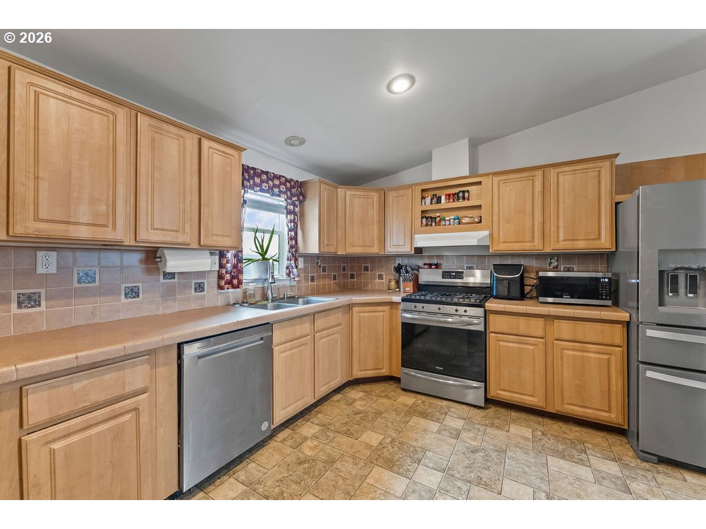 265 Southeast Grape Avenue Winston, OR 97496 - Photo 4 of 31