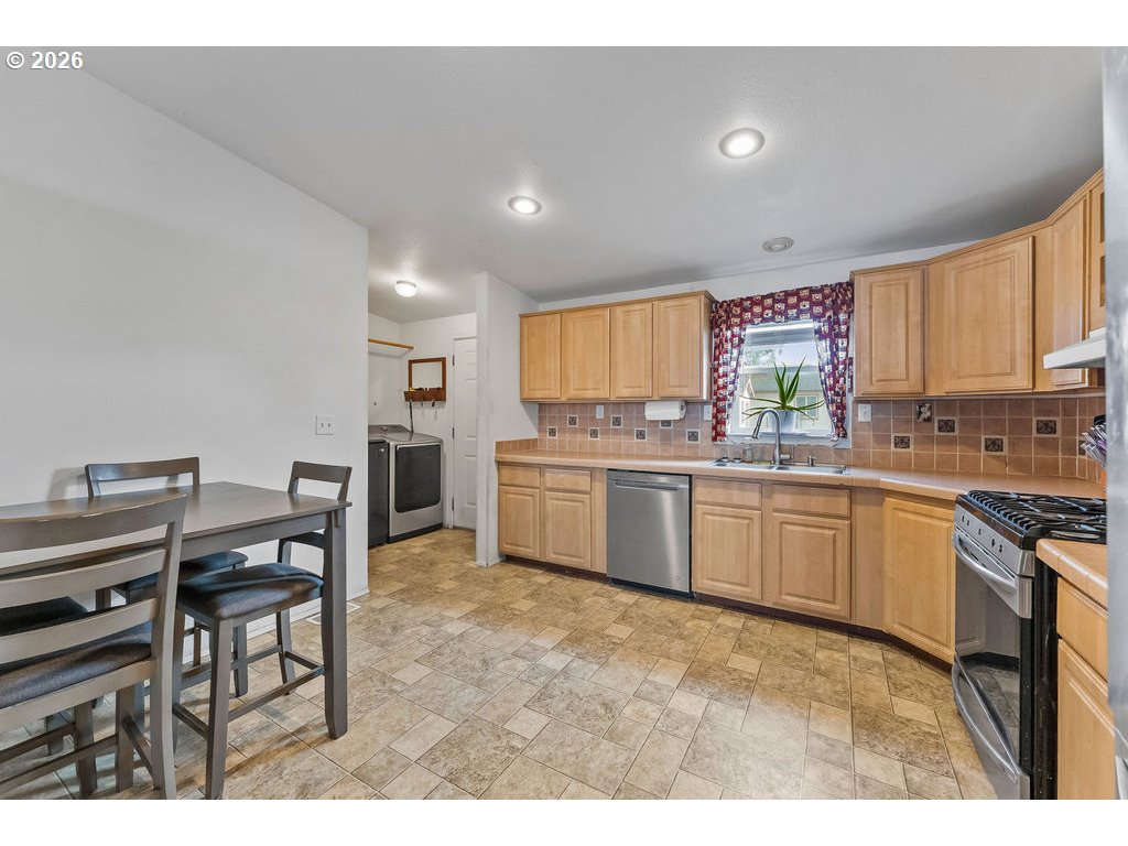 265 Southeast Grape Avenue Winston, OR 97496 - Photo 6 of 31