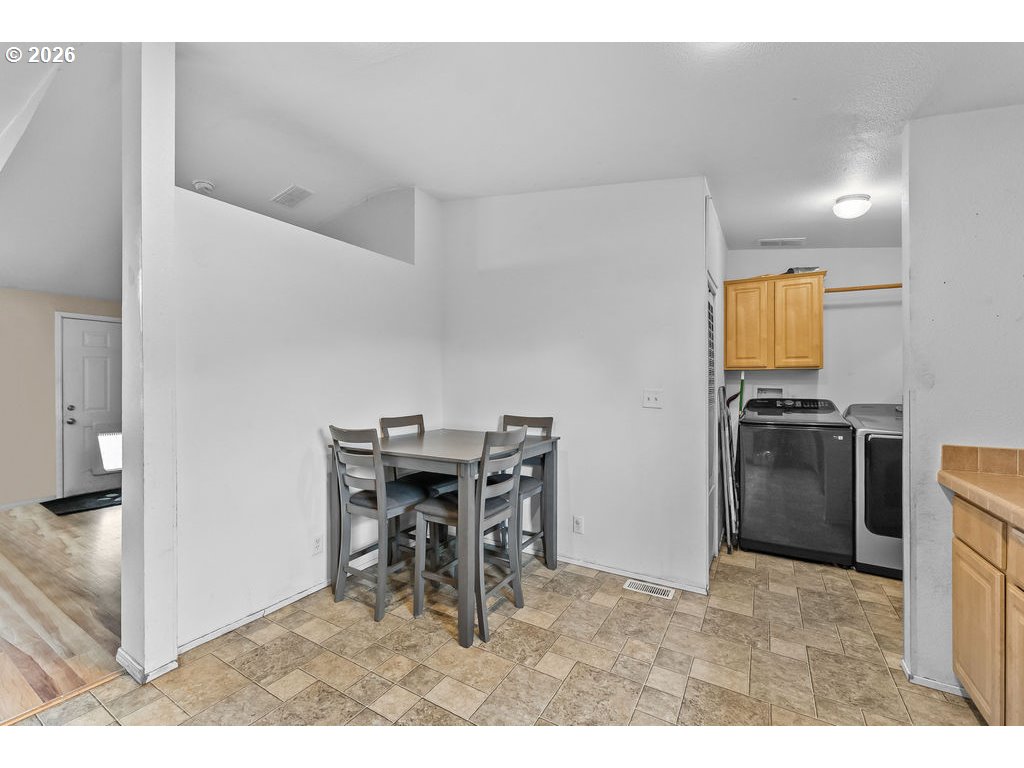 265 Southeast Grape Avenue Winston, OR 97496 - Photo 7 of 31