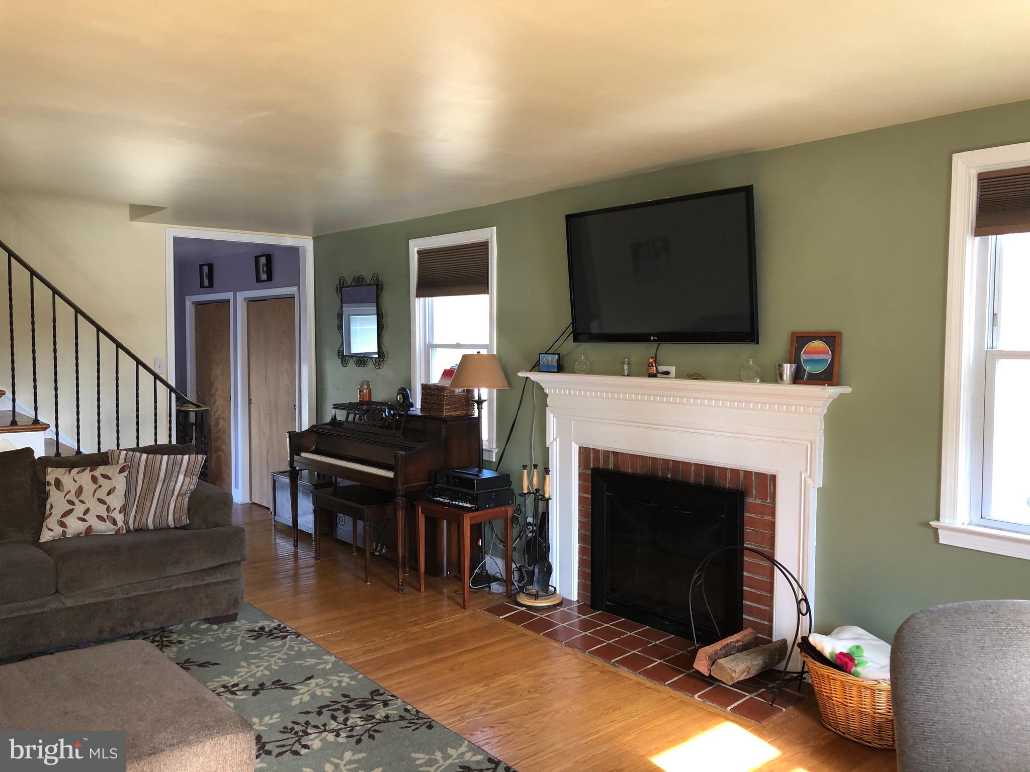 963 Providence Road Springfield, PA 19064 - Photo 4 of 35 Living room
