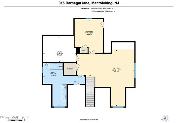 a view of an outdoor space and a yard