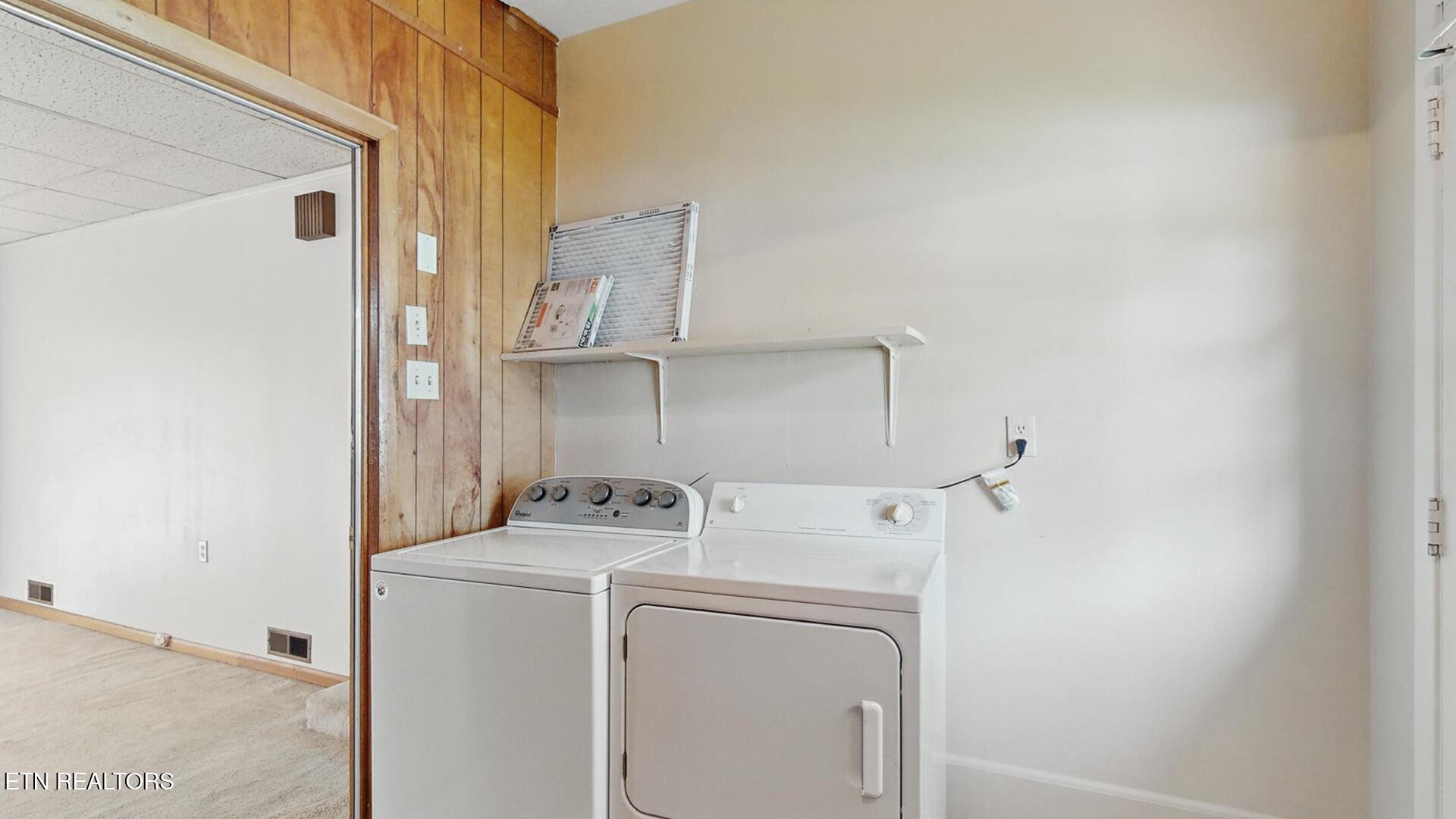 4004 Deerfield Road Knoxville, TN 37921 - Photo 15 of 34 a utility room with dryer and washer